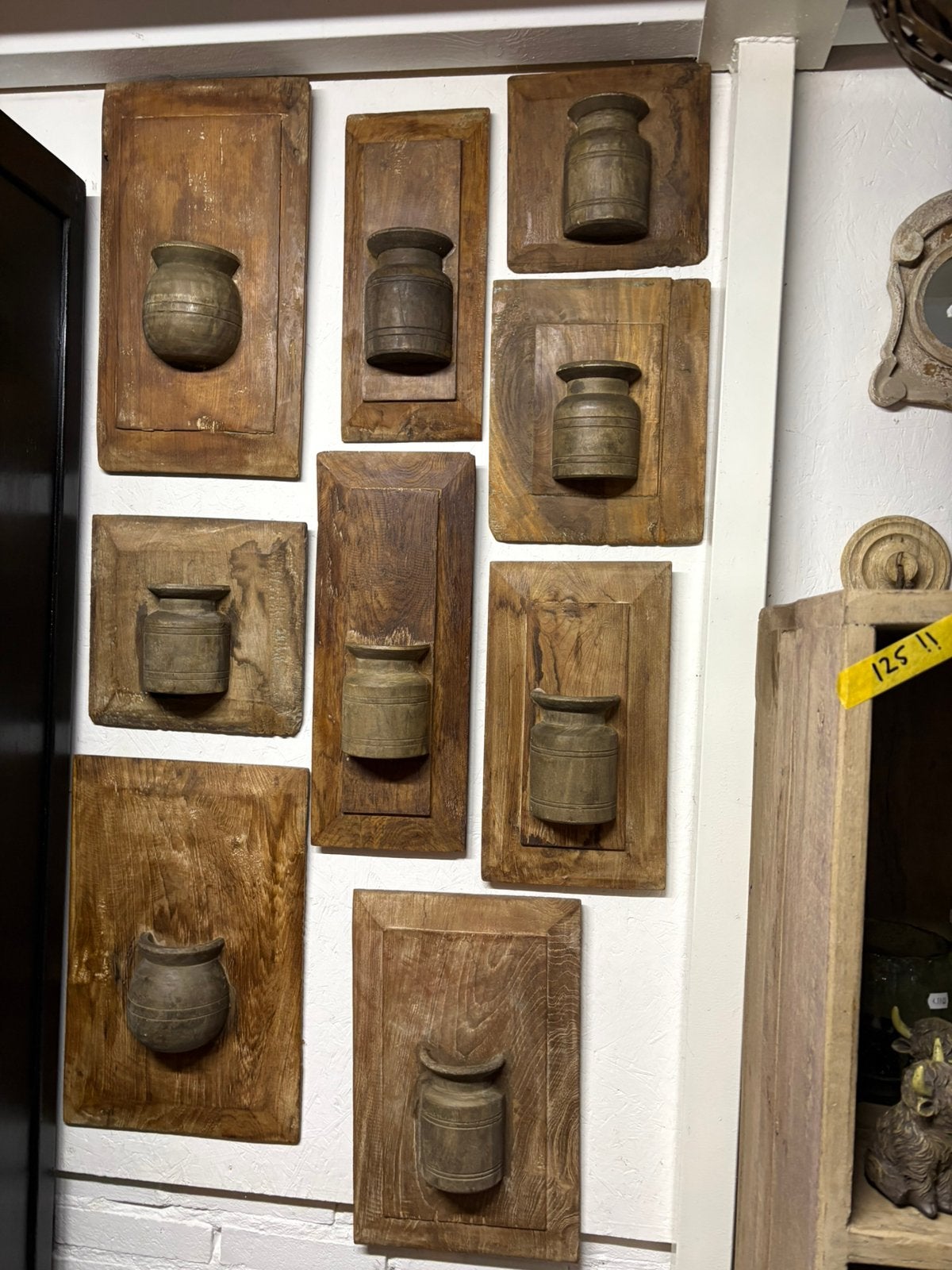 Oude halve Nepalese potten op houten luikje / paneel, Gebruikt, Hout, Ophalen of Verzenden, Nvt