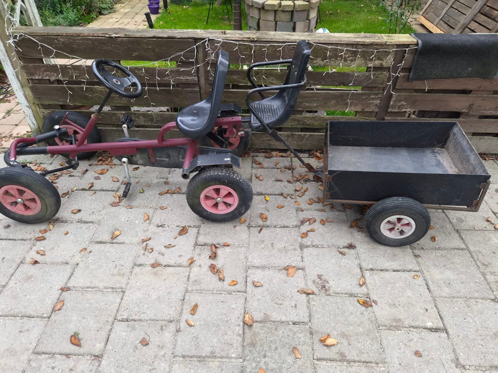 skelter met aanhangertje