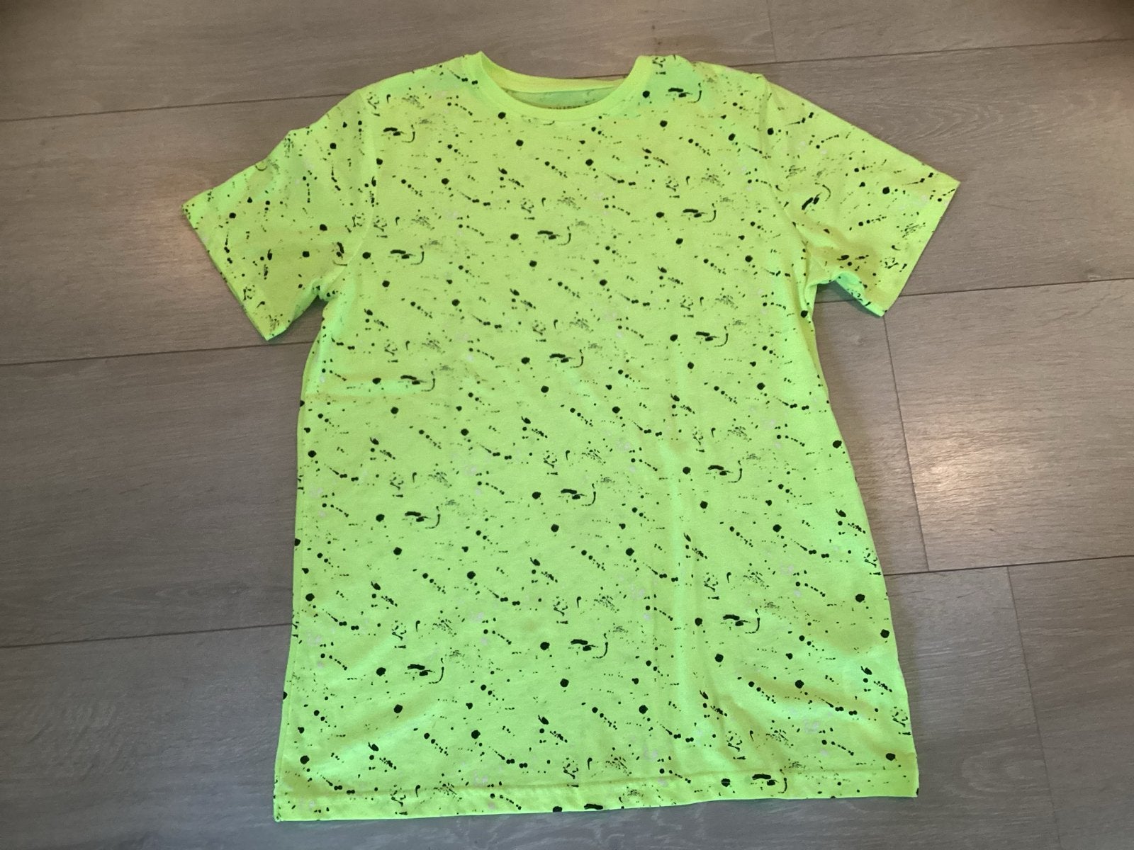 Neon Groen Shirt met Spetters Maat 146/152, Ophalen of Verzenden, Zo goed als nieuw, Jongen of Meisje, Shirt of Longsleeve