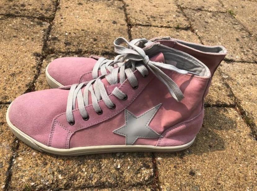 Zonnige roze sneakers, Kleding | Dames, Schoenen, Verzenden, Zo goed als nieuw, Roze, Sneakers of Gympen
