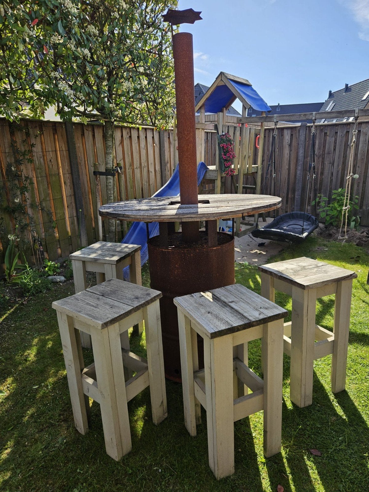 Robuuste bartafel met vier krukken, Ophalen, Gebruikt, Rond, Hout