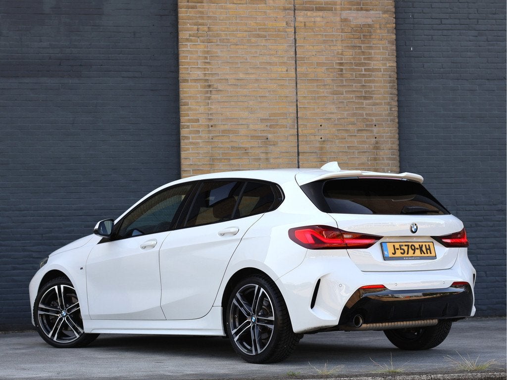 BMW 1-serie 118i High Executive M Sport Live Cockpit Pro | O, Auto's, BMW, Gebruikt, Leder en Stof, Wit, Origineel Nederlands