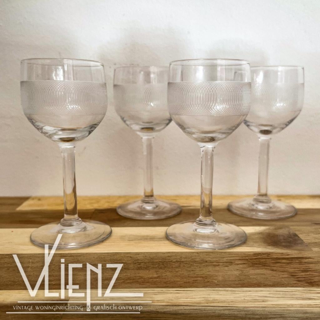 Vier vintage, retro borrelglaasjes, glazen, op voet, Verzamelen, Glas en Borrelglaasjes, Gebruikt, Borrel- of Shotglas, Ophalen of Verzenden
