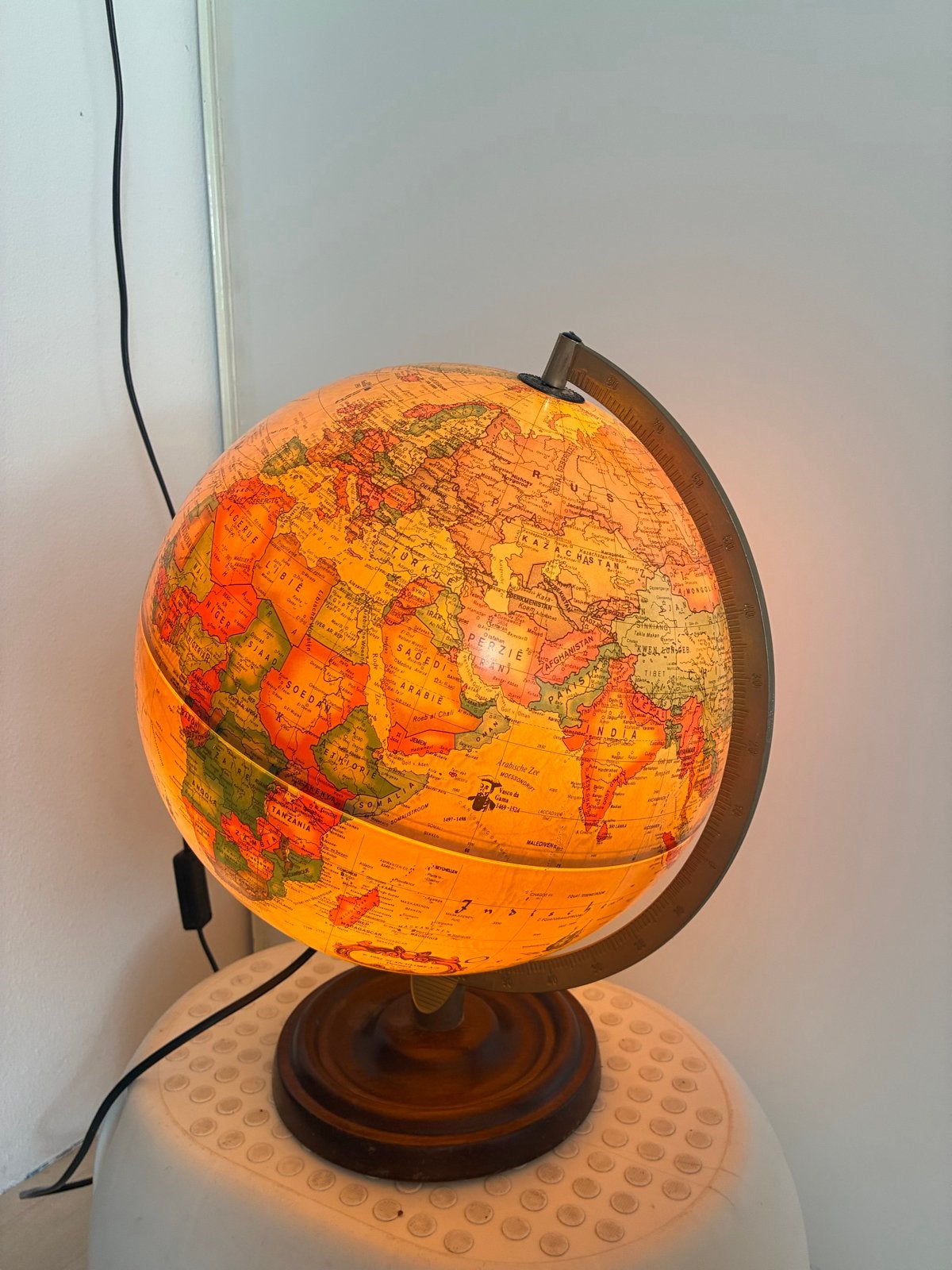 Verlichte Wereldbol met Houten Poot - Vintage, Antiek en Kunst, Ophalen