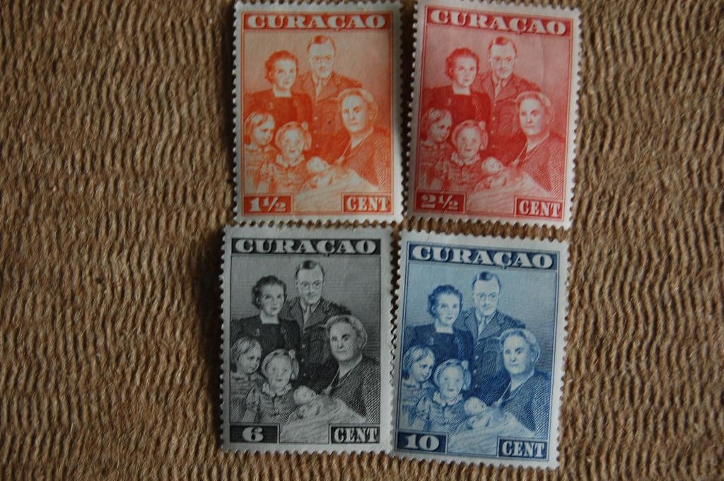 4 POSTZEGELS uit CURACAO uit 1948  WILHELMINA en gezin, Postzegels en Munten, Postzegels | Nederlandse Antillen en Aruba, Ophalen of Verzenden