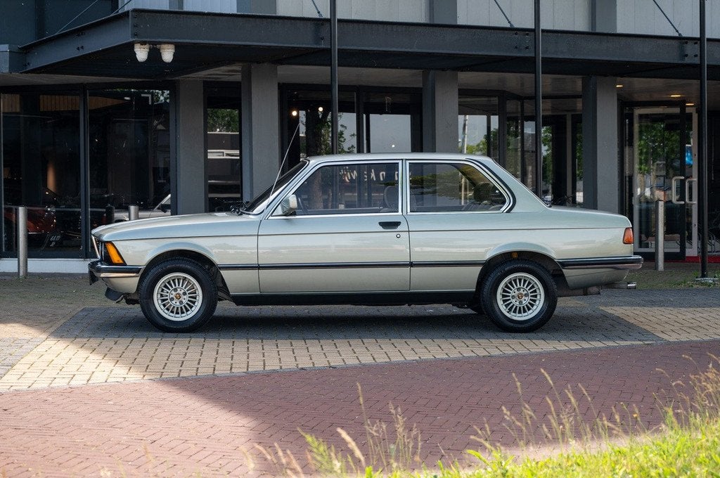 BMW 3-serie 320 E21 Edition E (bj 1982), Auto's, Oldtimers, Stof, Overige kleuren, 4 stoelen, 122 pk