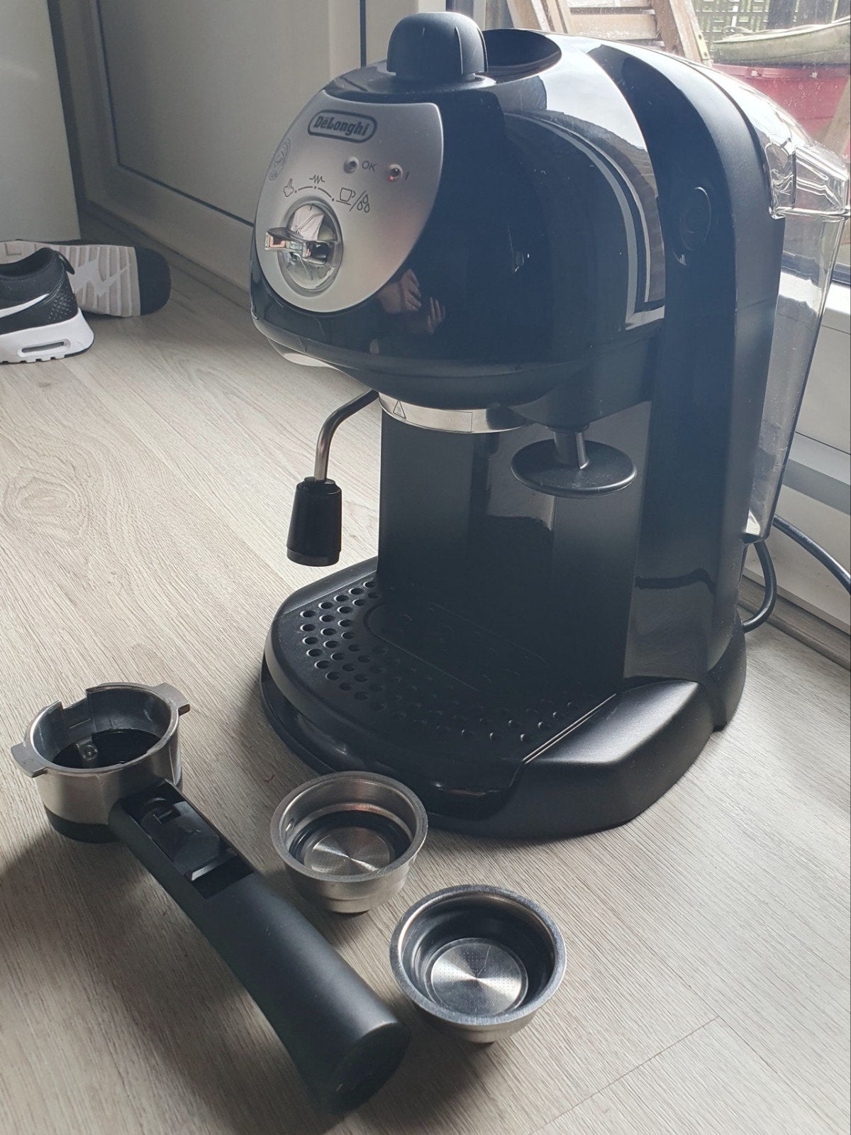 DeLonghi espressoapparaat zwart - ook met pads te gebruiken, Espresso apparaat, Ophalen of Verzenden, Zo goed als nieuw, Afneembaar waterreservoir