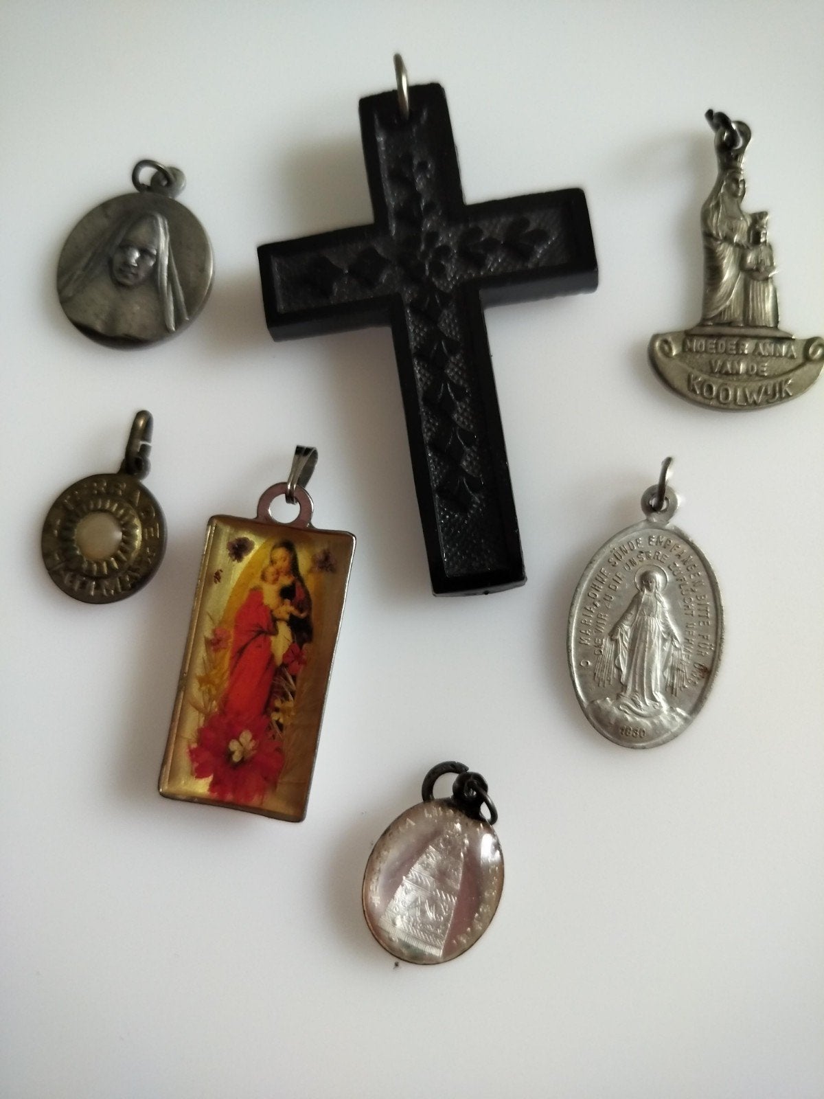 Partij hangers Religie en stenen kruis, Verzenden