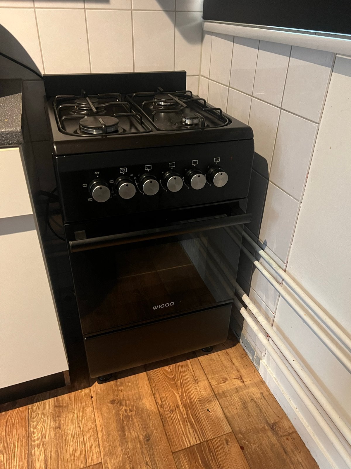 Wiggo gasfornuis met oven - Zwart, zo goed als nieuw, Ophalen, 4 kookzones, Zo goed als nieuw, Gas