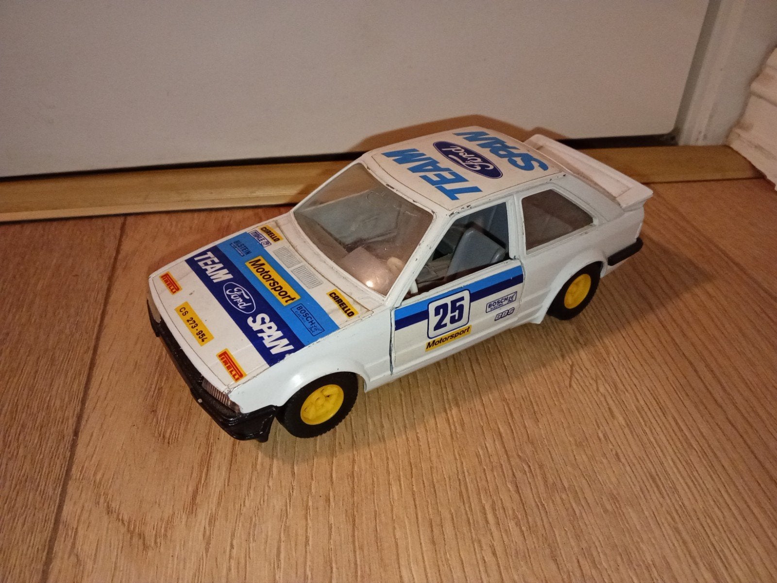 Burago Ford Escort XR3 1:24 - Team Ford Span Rally Model, Ophalen of Verzenden, Zo goed als nieuw, Auto, Bburago