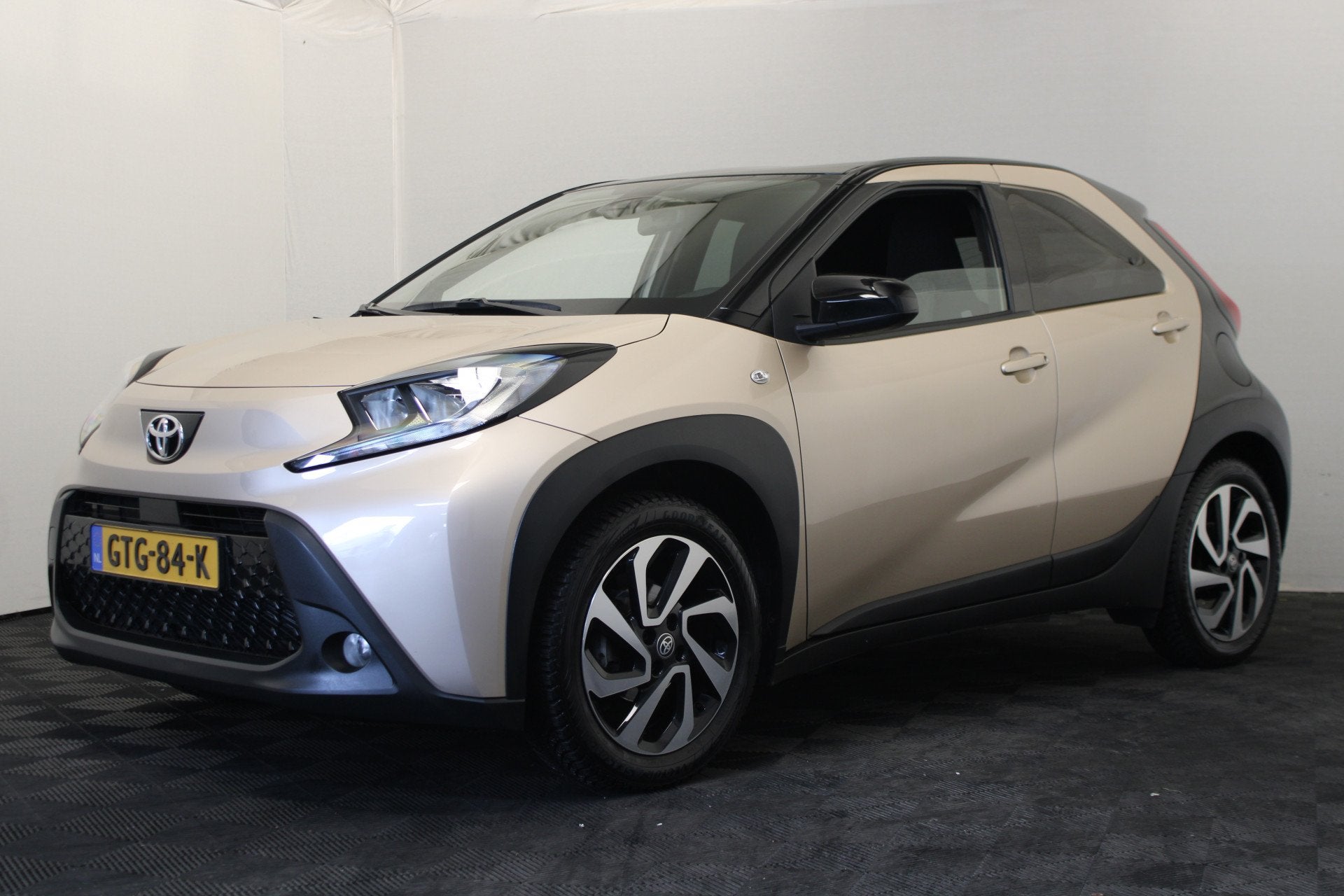 Toyota Aygo X 1.0 VVT-i MT Pulse |Camera|Stoelverw.|, Auto's, Stof, Gebruikt, Bruin, 4 stoelen