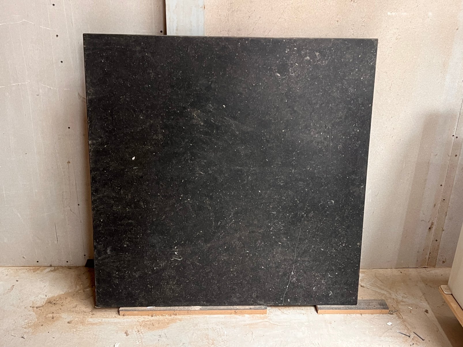 Hardstenen belgisch hardsteen blad voor tafel of salontafel, Ophalen, 100 tot 150 cm, 50 tot 100 cm, Zo goed als nieuw