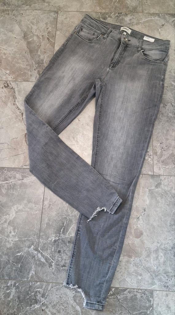 Grijze ONLY Carmen Regular Skinny Jeans - Maat 29/32, Ophalen of Verzenden, Zo goed als nieuw, Grijs, W28 - W29 (confectie 36)