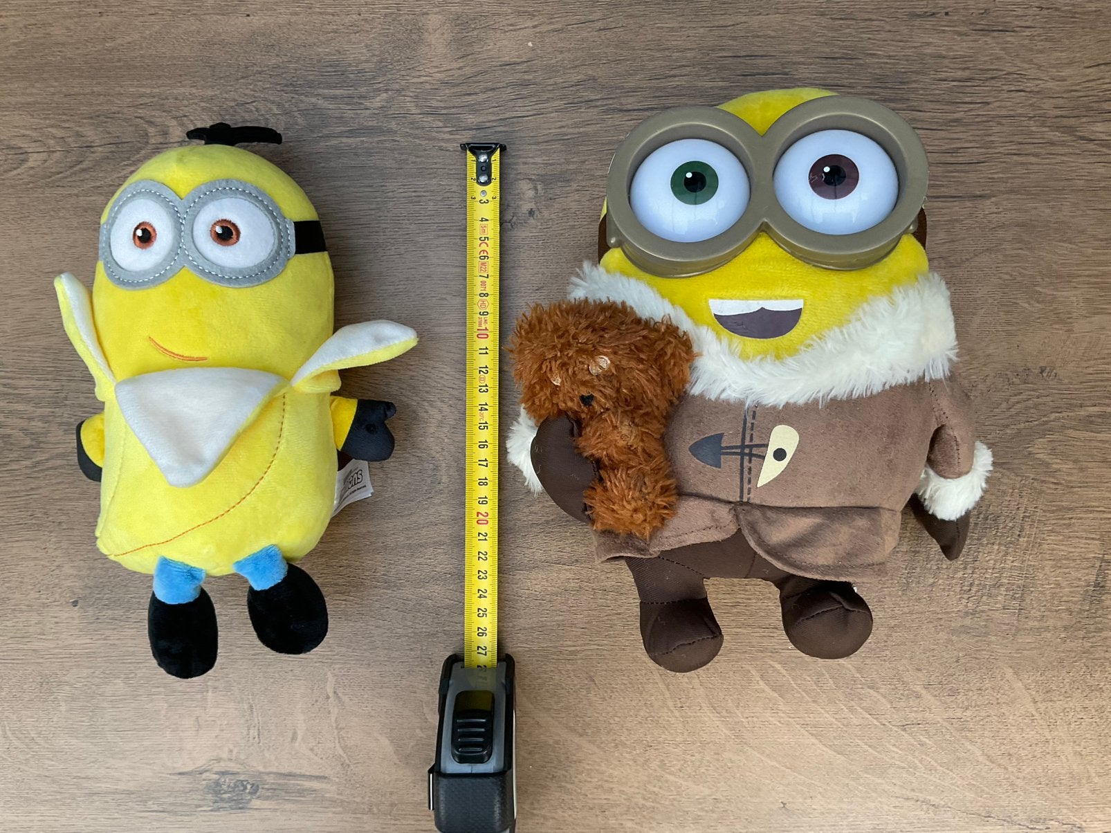 2 nieuwe zgan Minion knuffels fruit banaan en suede jas beer, Ophalen, Overige figuren, Nieuw, Beeldje of Figuurtje