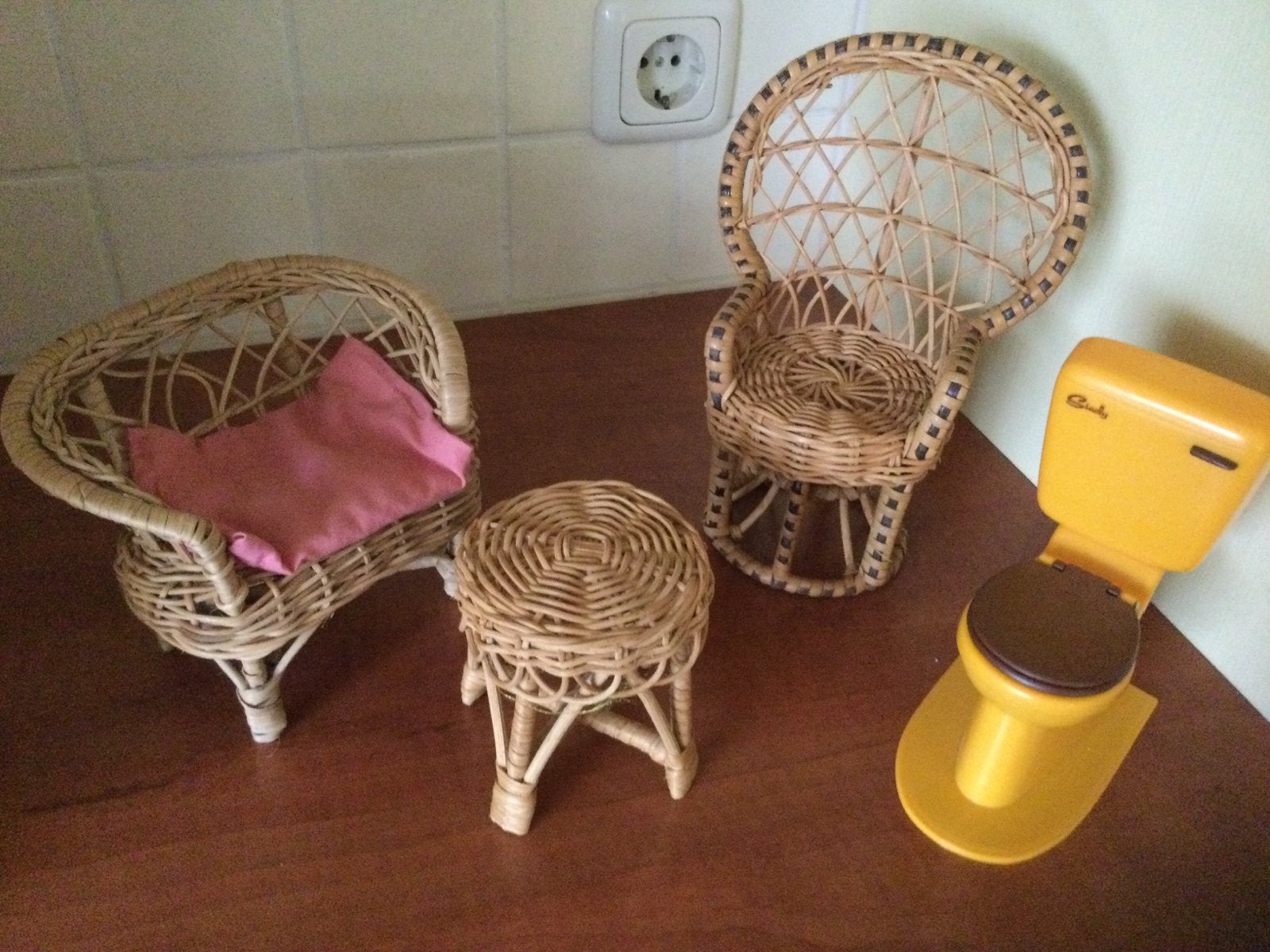 Vintage rieten meubeltjes en wc voor Sindy Barbie, Verzamelen, Ophalen of Verzenden, Zo goed als nieuw, Poppenhuis