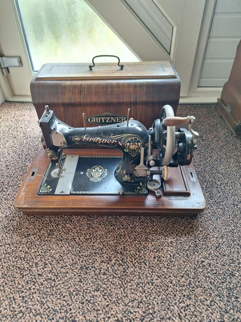 Antieke Gritzner Naaimachine met Houten Koffer, Antiek en Kunst, Antiek | Naaimachines, Ophalen
