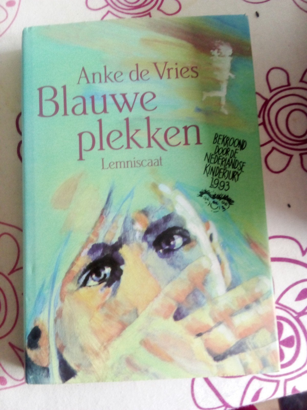 Blauwe plekken - Anke de Vries (volledig heel), Ophalen of Verzenden, Zo goed als nieuw, Anke de Vries, Fictie