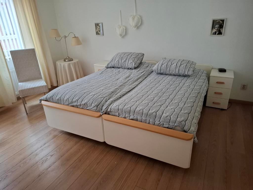 2 seniorenbedden met nachtkastjes, z.g.a.n., Huis en Inrichting, Slaapkamer | Bedden, Ophalen, Modern en functioneel, Verstelbaar