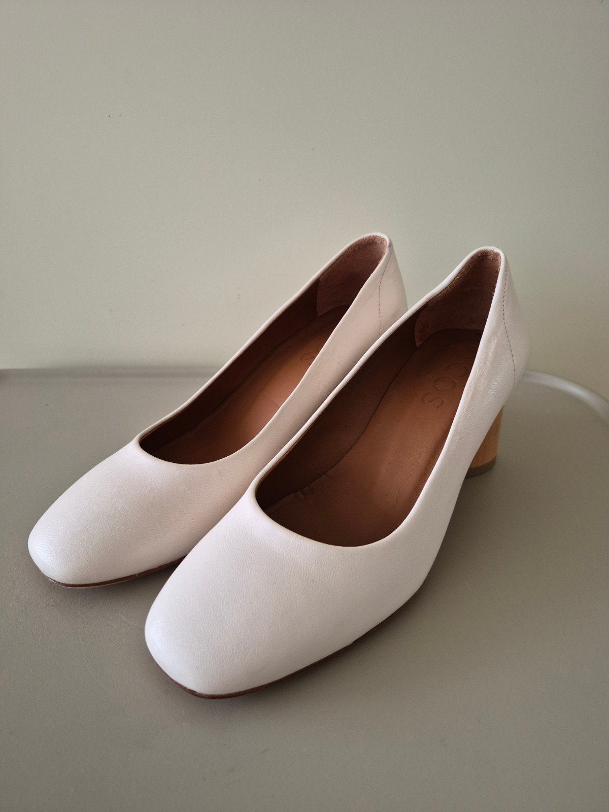 COS pumps wit hout blokhak maat 36 leer, Kleding | Dames, Schoenen, COS, Pumps, Wit, Ophalen of Verzenden