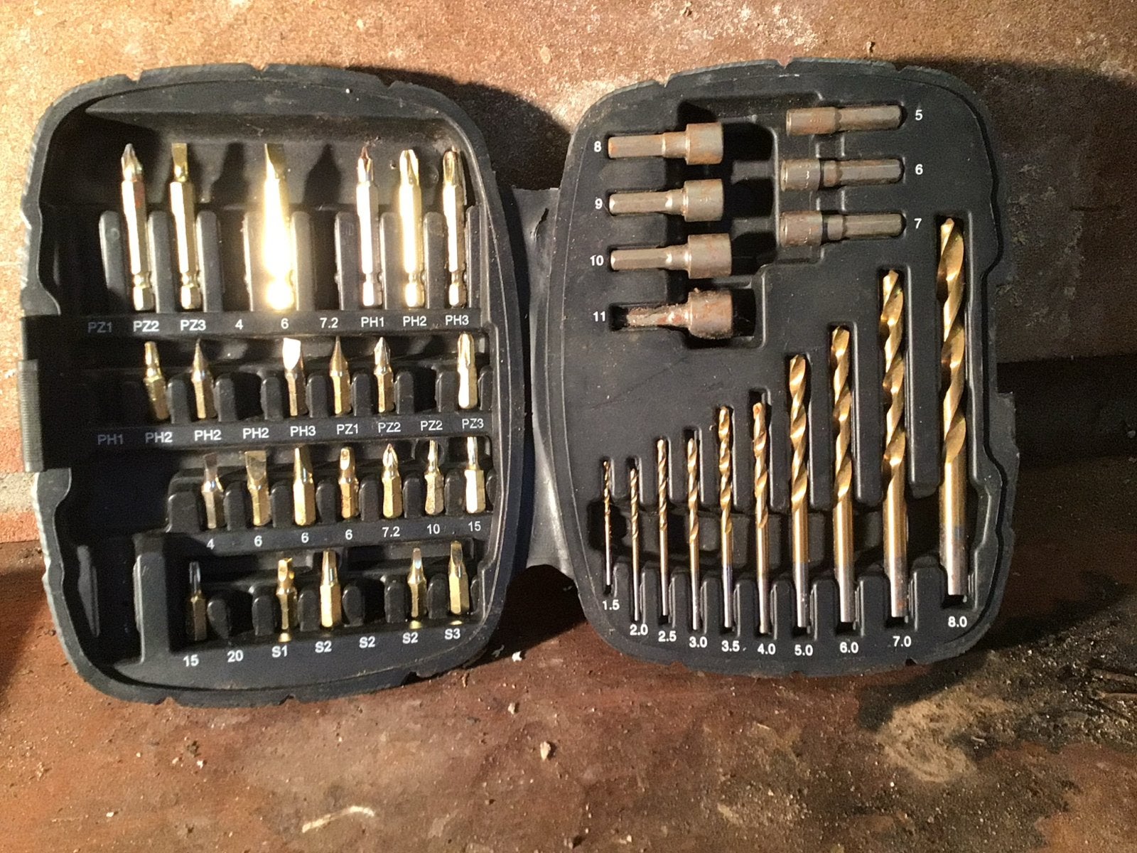 Boor- en bitset in handige opbergkoffer, Doe-het-zelf en Verbouw, Gereedschap | Handgereedschap, Ophalen, Zo goed als nieuw, Bitset