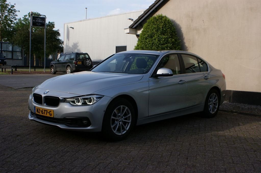 BMW 3-serie 318i High Executive - Head up display - Sport in, Auto's, BMW, Bedrijf, Te koop, 3-Serie, 360° camera, ABS, Achteruitrijcamera