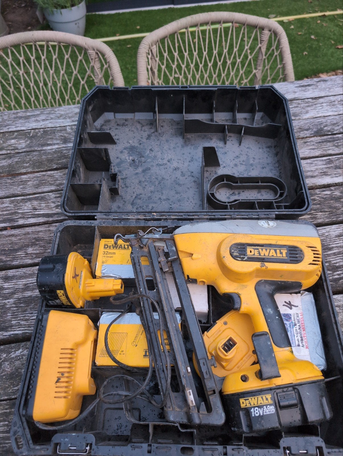 DeWalt DC618 Accu-tacker 18V met 3 accu's, lader en nagels, Ophalen, Gebruikt, Tacker/nietmachine, DeWalt