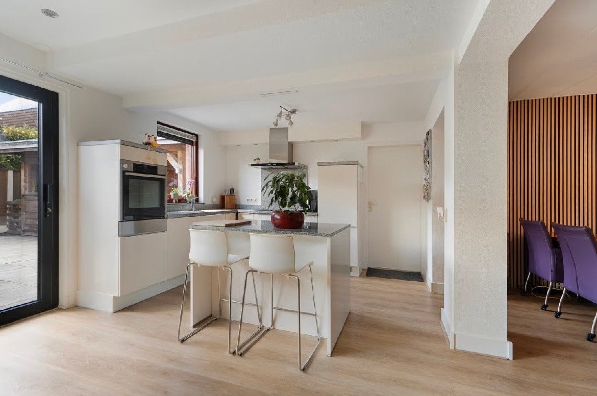 Keuken met kookeiland inclusief inbouwapparatuur, Ophalen, Wit, Hoekkeuken, Zo goed als nieuw