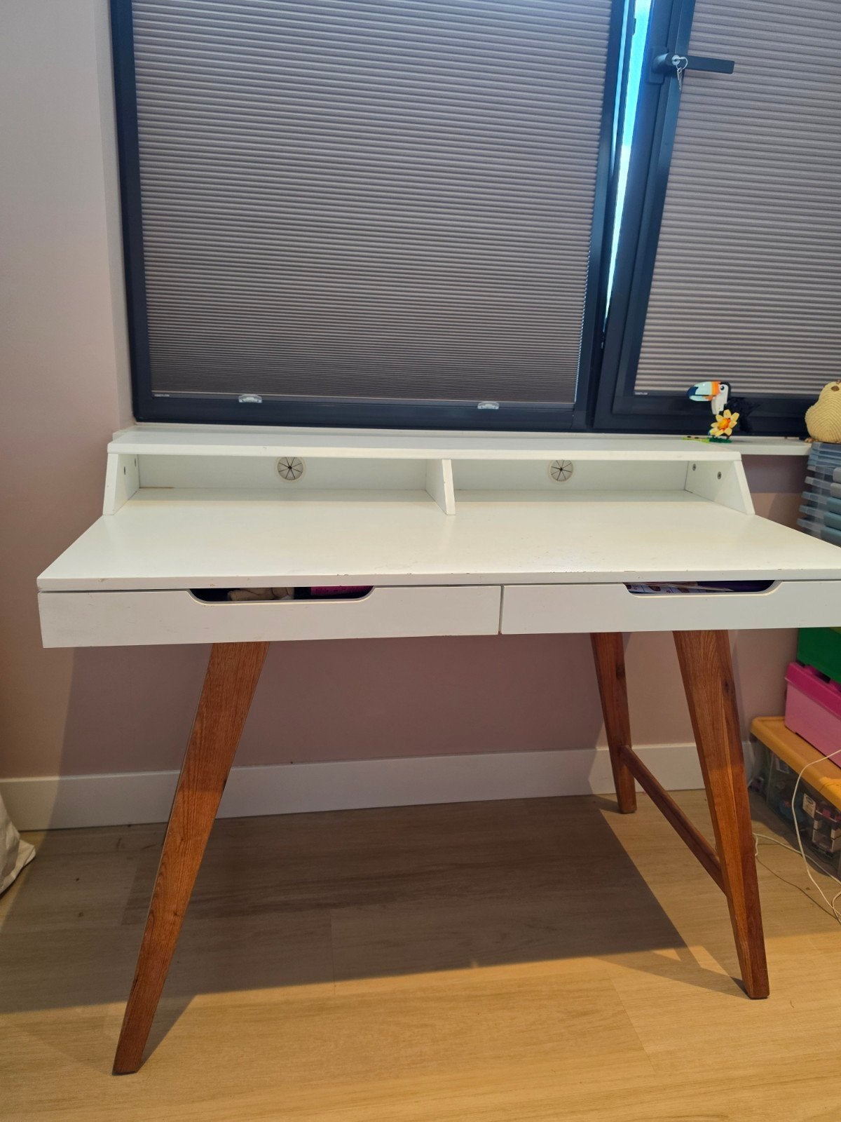 Wit bureau met houten poten en opzetstuk, Ophalen, Gebruikt, Hout, Kinderbureau