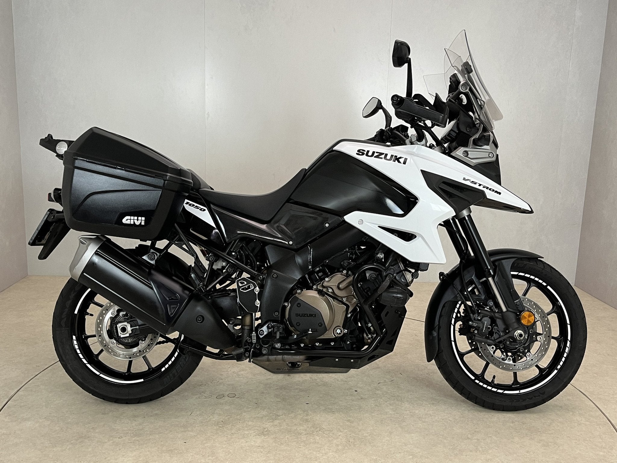 Suzuki V-Strom 1050 (bj 2022), Suzuki B.V. Nimag, Lange Dreef 12
4131 NH  VIANEN, Bedrijf, Klantenservice@suzuki.nl