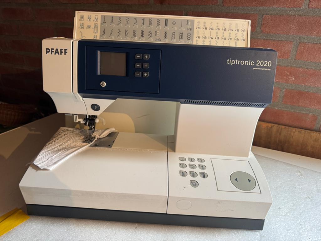 Pfaff Tiptronic 2020 met IDT – Topkwaliteit Naaimachine, Hobby en Vrije tijd, Naaimachines en Toebehoren, Ophalen of Verzenden
