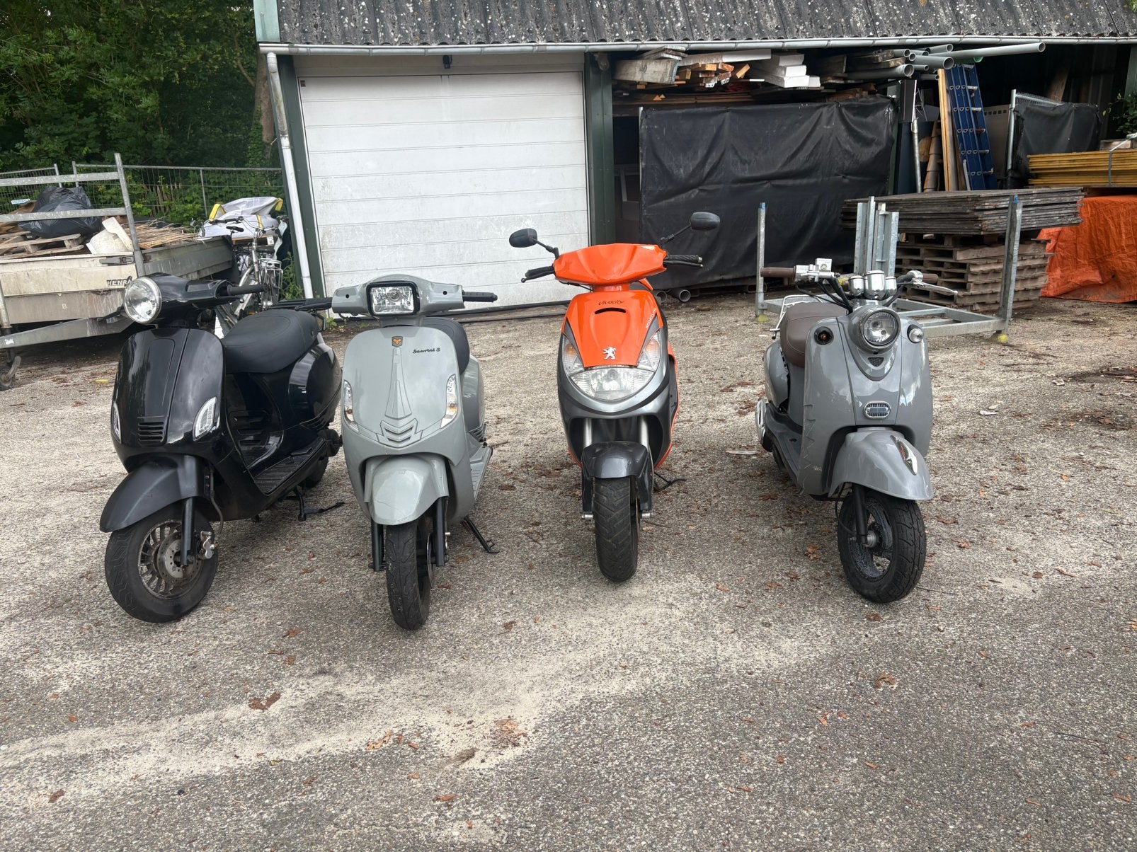 4 scooters, Ophalen, Benzine
