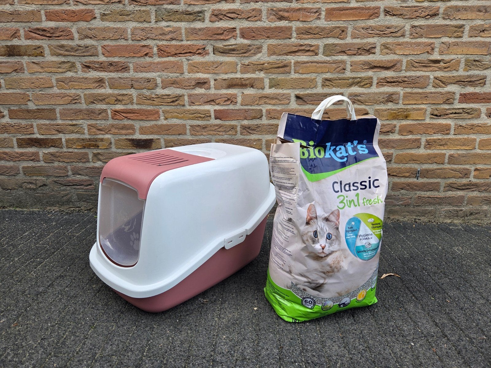 Kattenbak met klep (roze/wit) + zak Biokat’s kattenbakvullin, Ophalen, Gebruikt