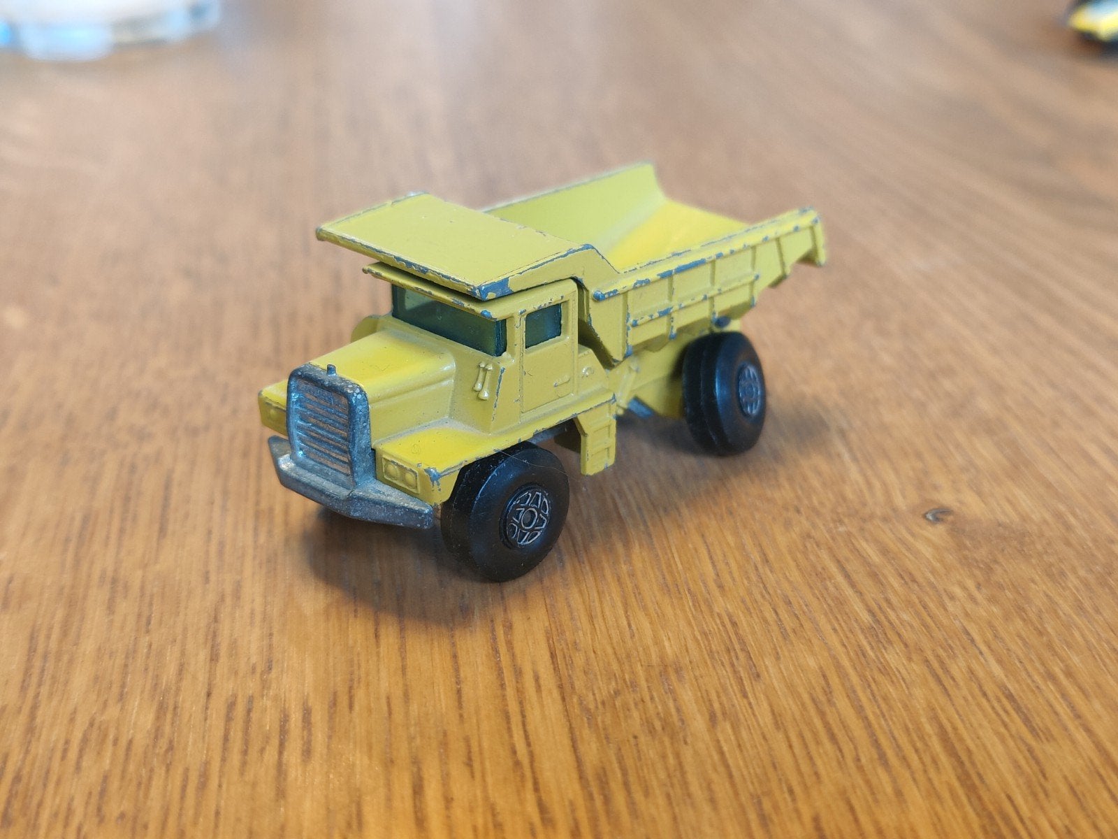 Matchbox Euclid Dump Truck GEEL, Ophalen of Verzenden, Zo goed als nieuw, Bus of Vrachtwagen