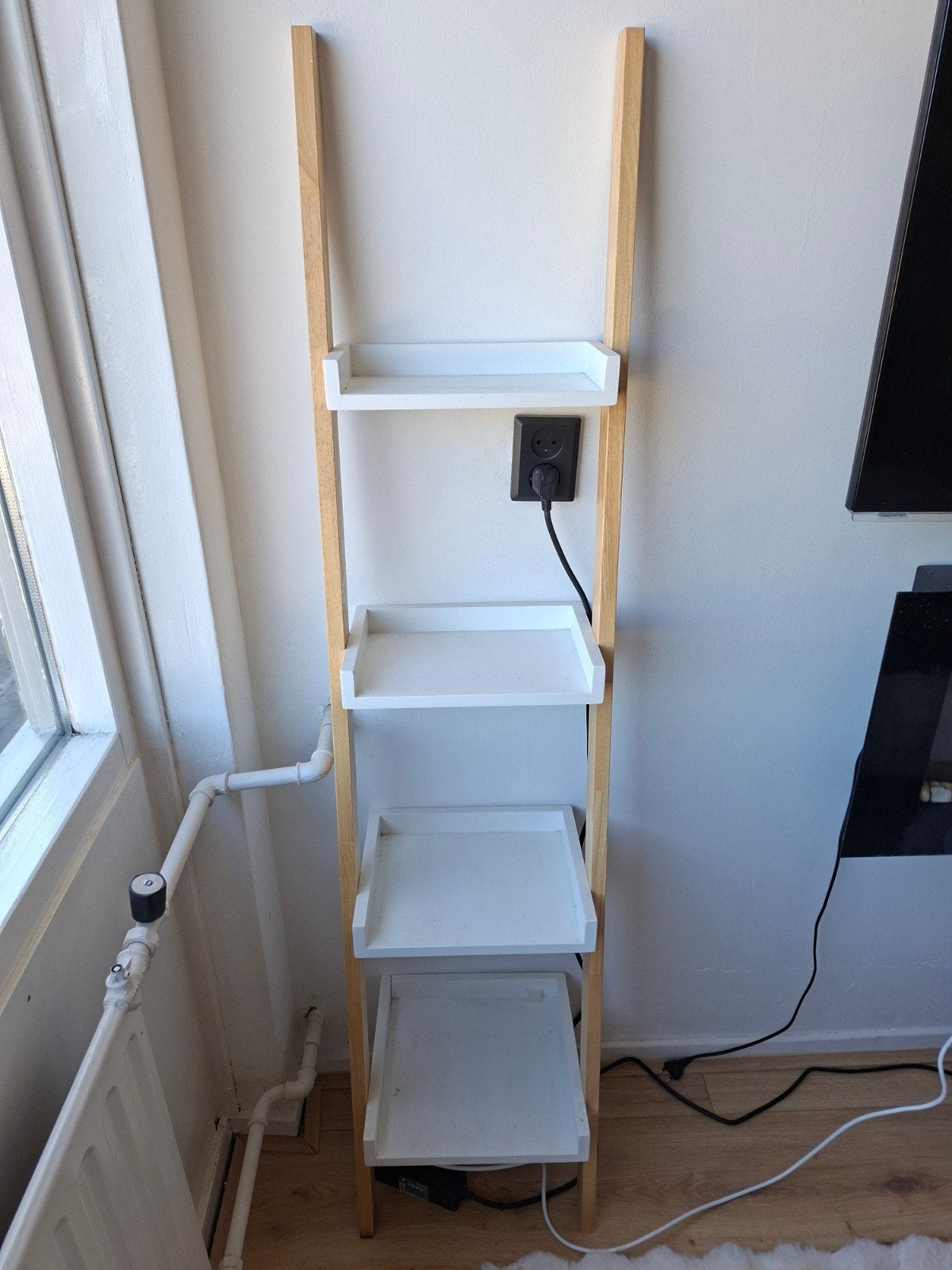 Houten ladderrek met witte planken, Ophalen
