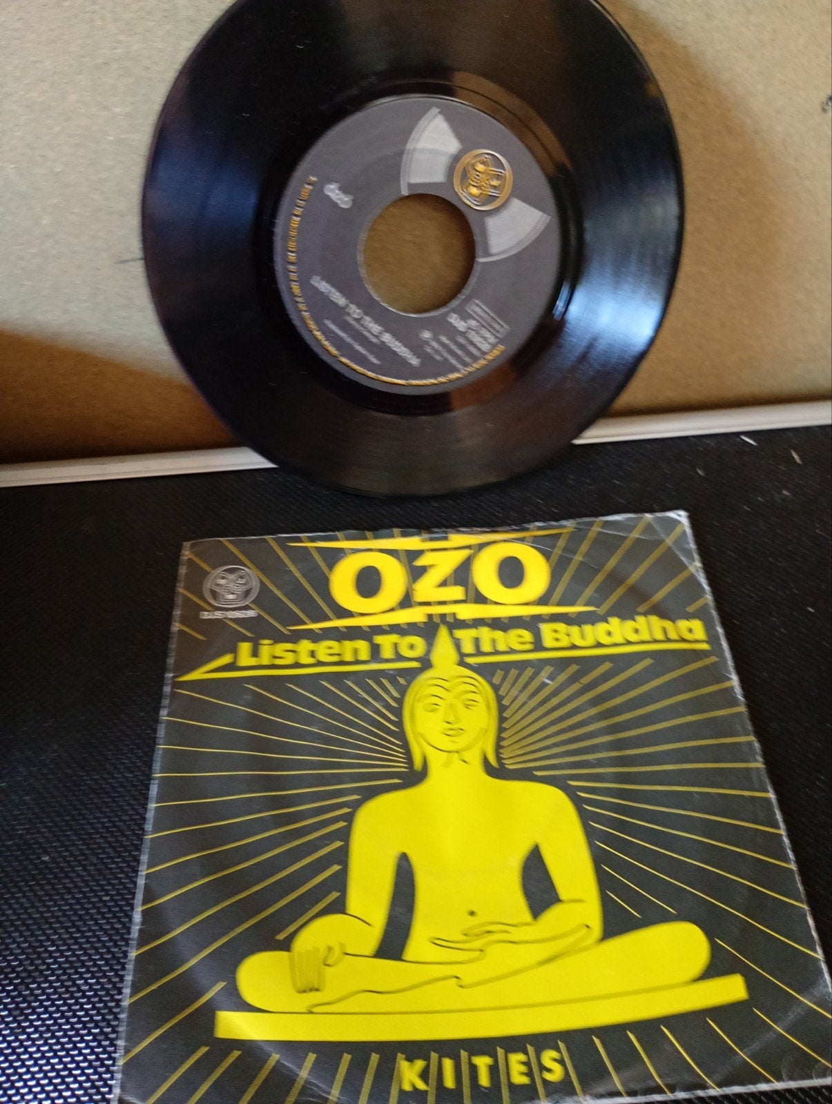 OZO - Listen To The Buddha / Kites - 7 inch vinyl single, Ophalen, Gebruikt, Originele persing, 7 inch