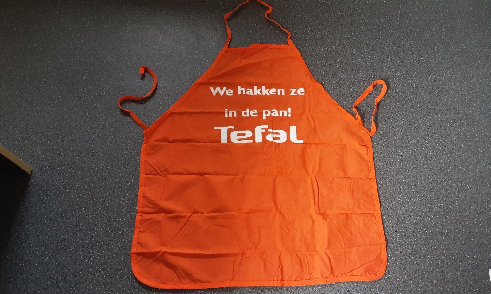Oranje Schort - We hakken ze in de pan!  bbq schort. Holland, Overige typen, Nieuw, Ophalen of Verzenden, Overige materialen