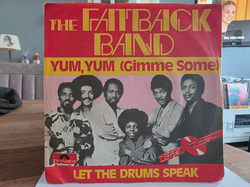 7" Single Fatback Band - Yum, Yum (Gimme Some) / Let The Dru, Ophalen of Verzenden, Gebruikt, Pop