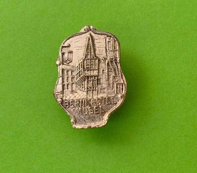 Speld/broche Bernkastel Mosel, Ophalen of Verzenden, Zo goed als nieuw, Stad of Land, Speldje of Pin