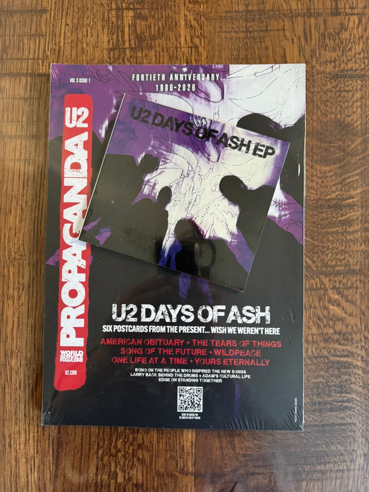 U2 - Days of Ash CD & magazine + Easter Lily Magazine, Pop, Ophalen of Verzenden, Eerste persing, Nieuw in verpakking