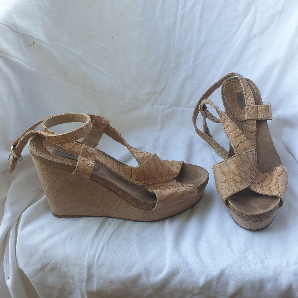Gave sandalen met sleehak. Mt 38. Merk Uterque, Bruin, ., Zo goed als nieuw, .