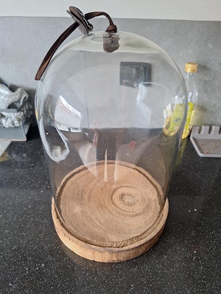 Glazen stolp op houten voet, Ophalen