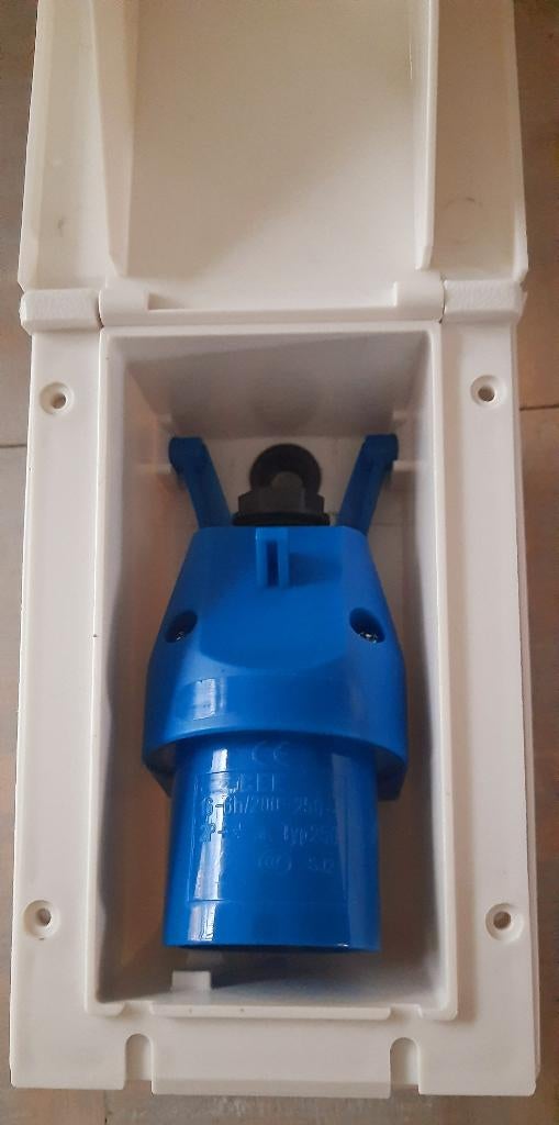 Wandinvoerdoos voor Camper of Caravan € 10,00. Contrastekker, Ophalen of Verzenden, Nieuw