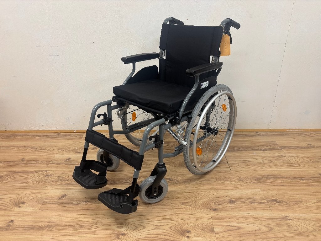 lichtgewicht rolstoel met parkeerrem 45 cm zitbreedte