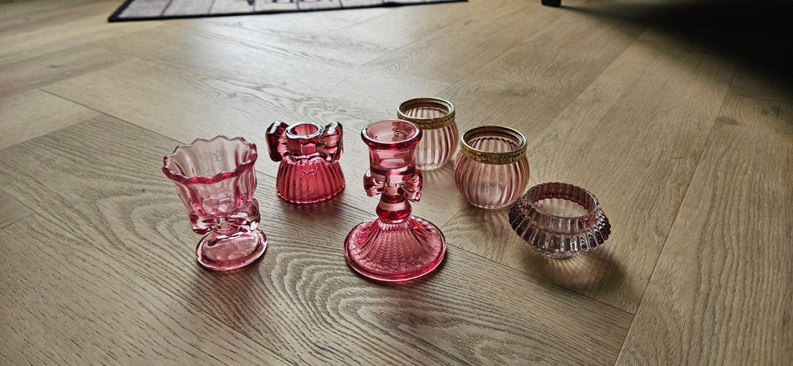 Roze glazen kandelaars  met strikjes, Antiek en Kunst, Ophalen