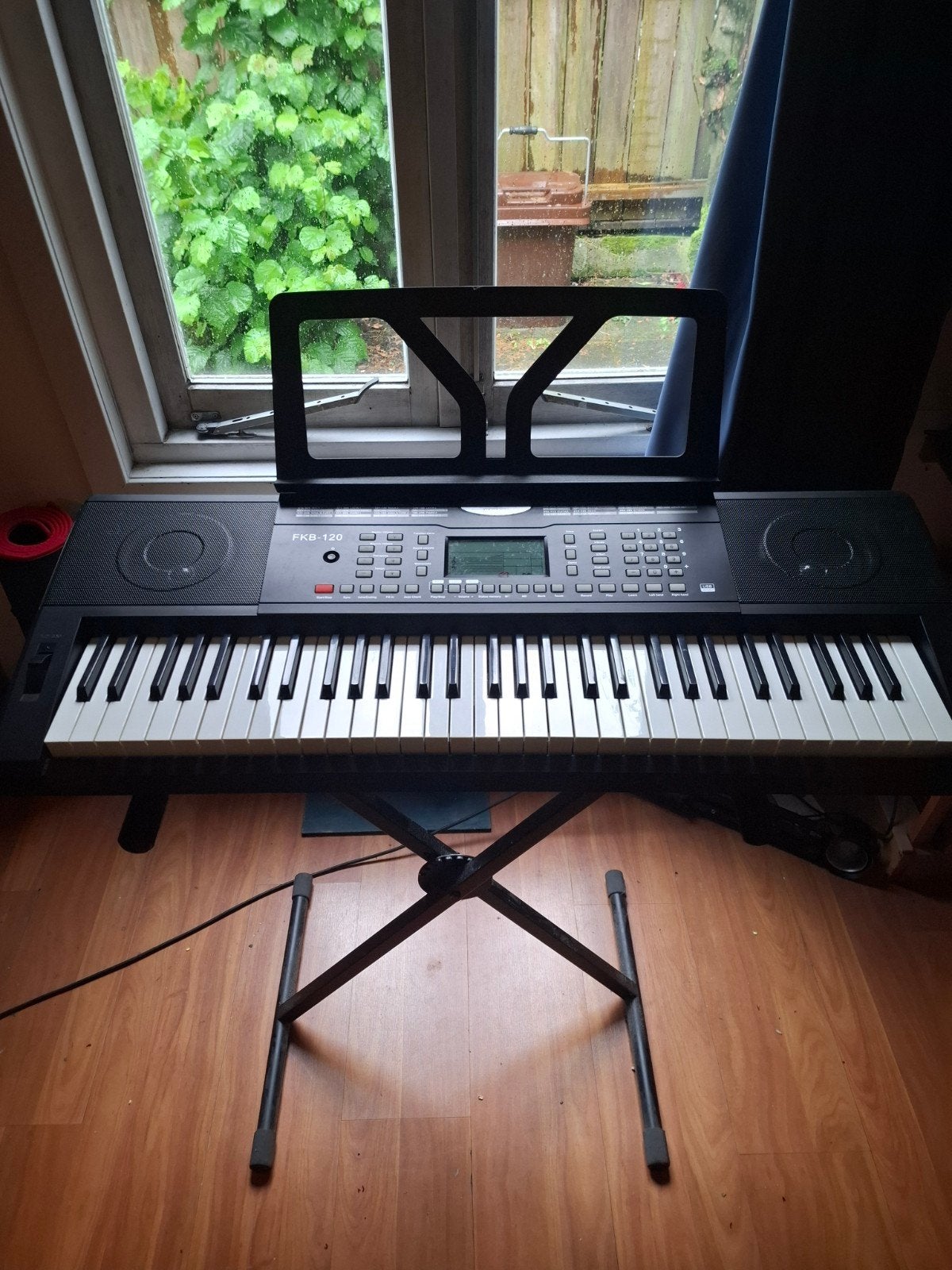 Fazley fbk 120 keyboard met standaard 70euro, Muziek en Instrumenten, Keyboards, Overige merken, 61 toetsen, Ophalen of Verzenden