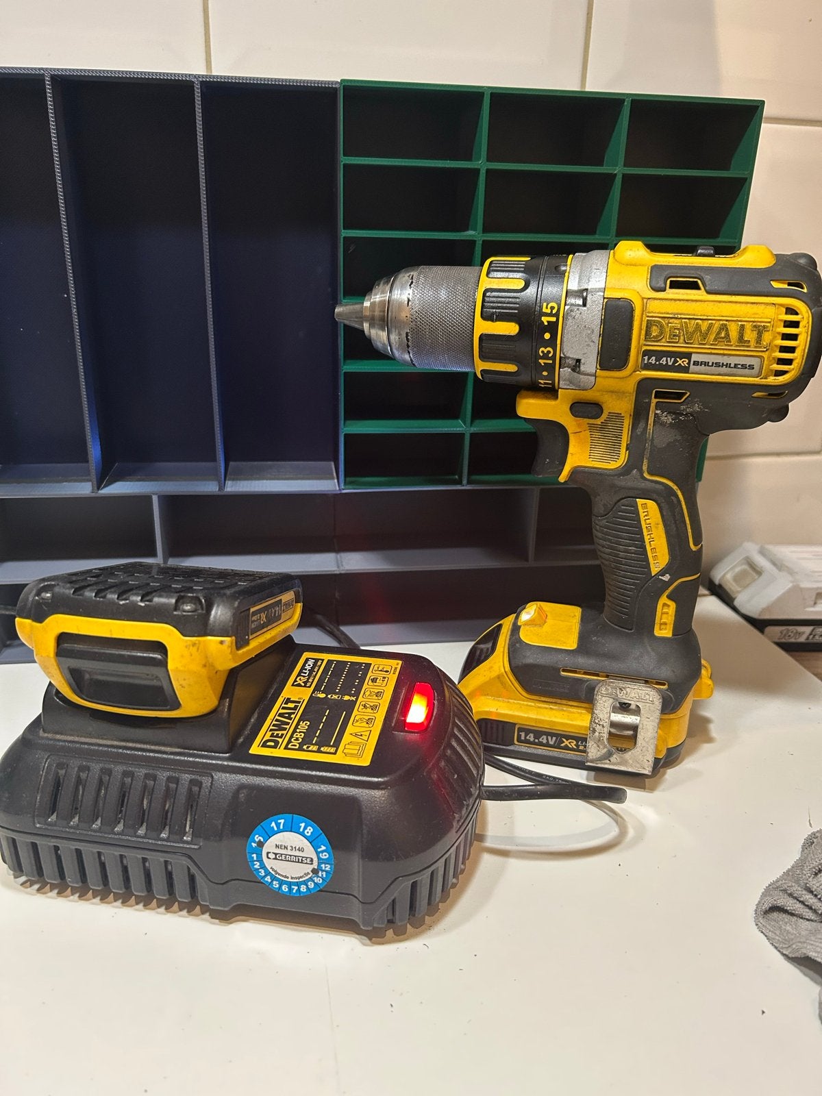 DeWalt DCD732 Boor-/Schroefmachine met Accu en Lader, Gebruikt, Variabele snelheid, Ophalen of Verzenden, Boor- en Schroefmachine