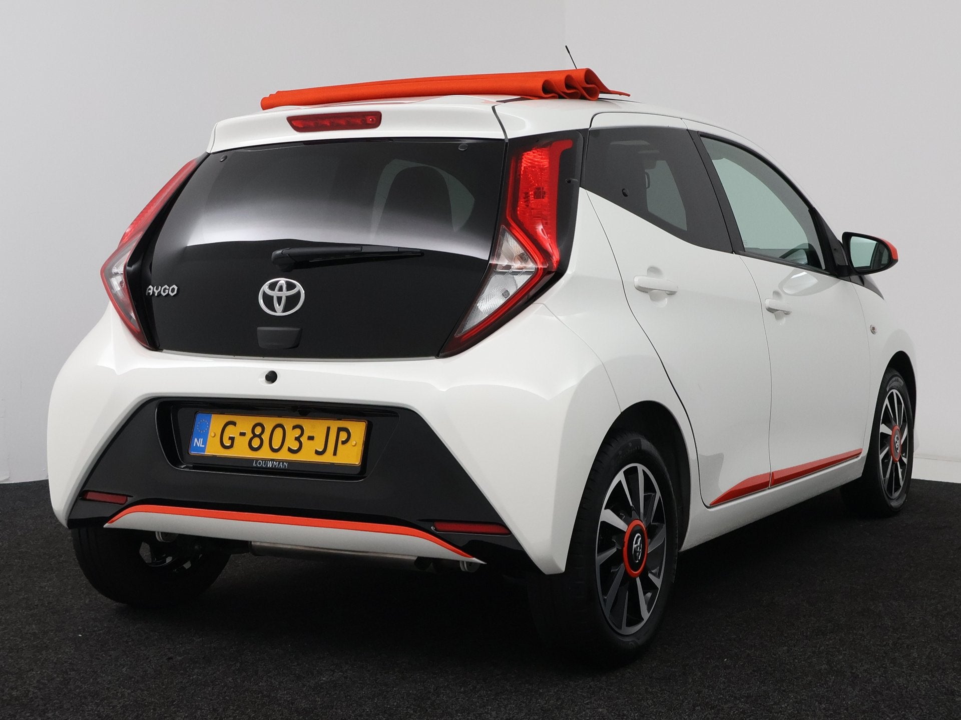Toyota Aygo 1.0 VVT-i x-cite | Vouwdak | Apple Carplay/Andro, Voorwielaandrijving, 12 maanden, Gebruikt, 4 stoelen