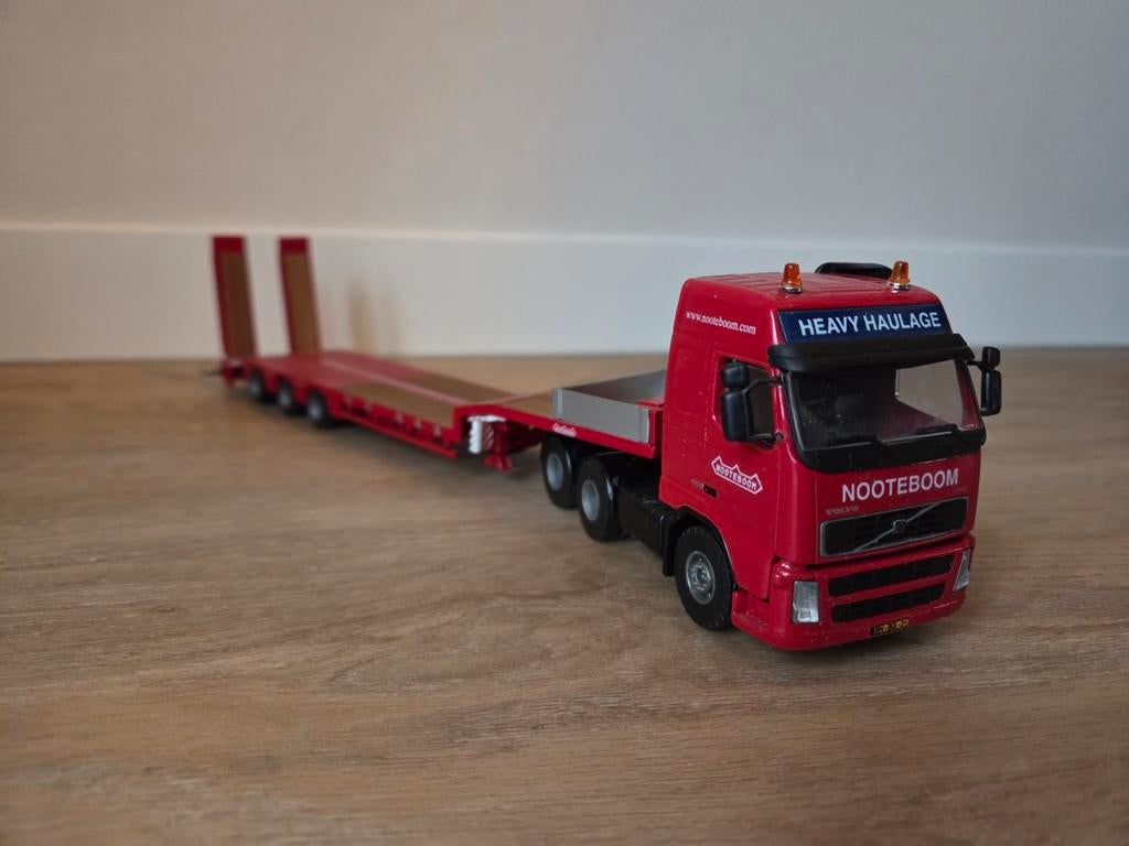 Liontoys Volvo FH Globetrotter Nooteboom met dieplader, Ophalen of Verzenden, Gebruikt, Bus of Vrachtwagen, Wsi