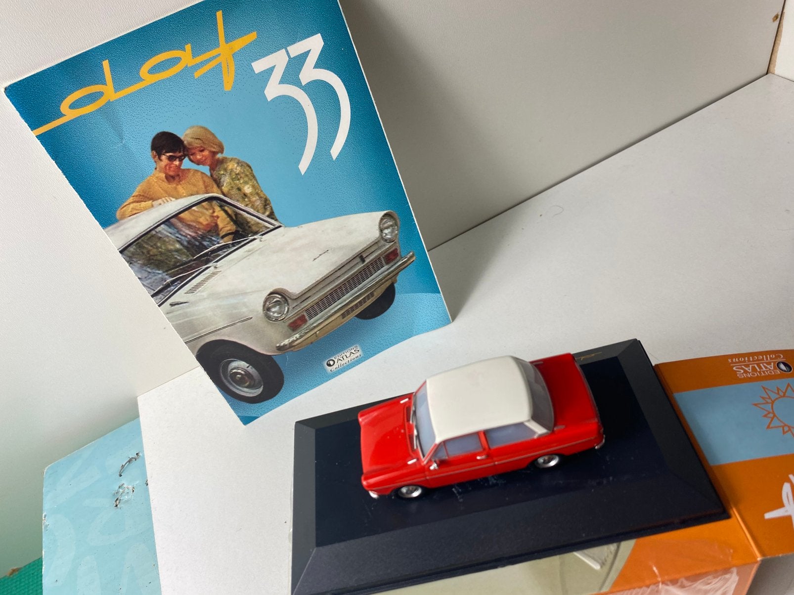 1:43 DAF 33 deluxe/met magazine-in box-mock up version., Ophalen of Verzenden, Auto, Overige merken