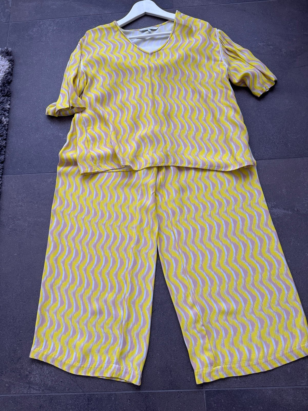 Xandres Pak Maat 42 - Top en Broek, Kostuum of Pak, Geel, Maat 42/44 (L), Ophalen of Verzenden